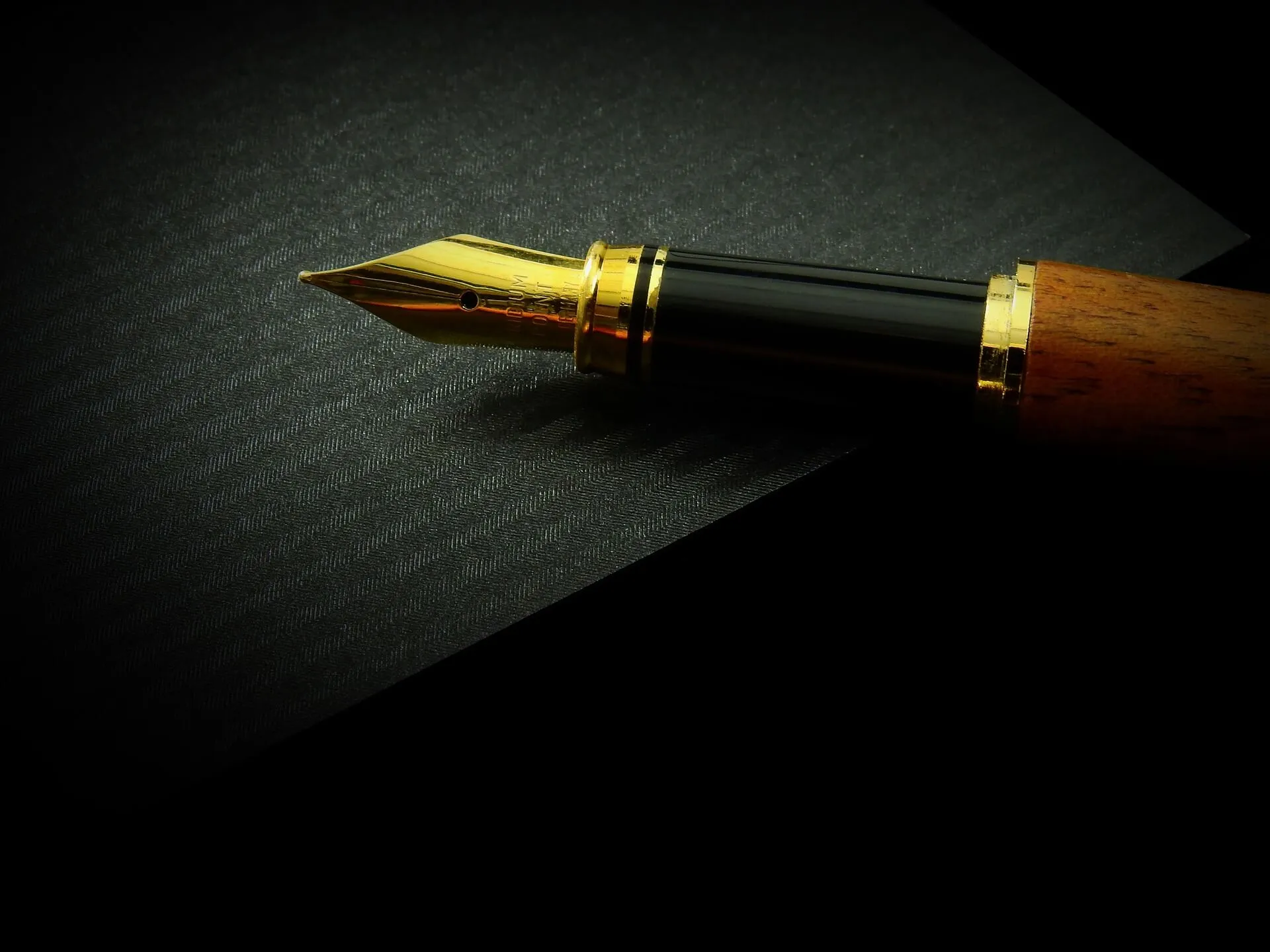 黒い便箋と金色の万年筆