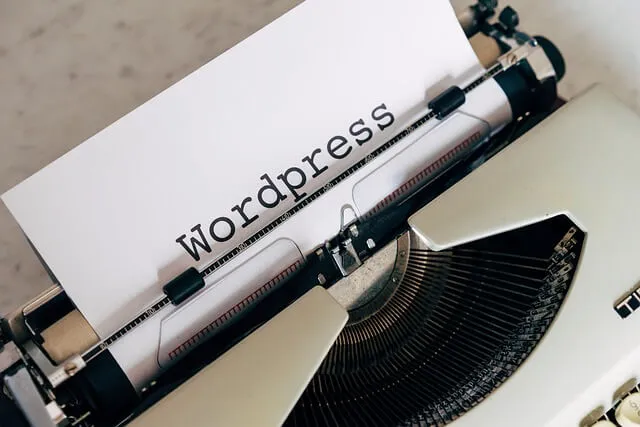 「 WordPress」と書かれた用紙